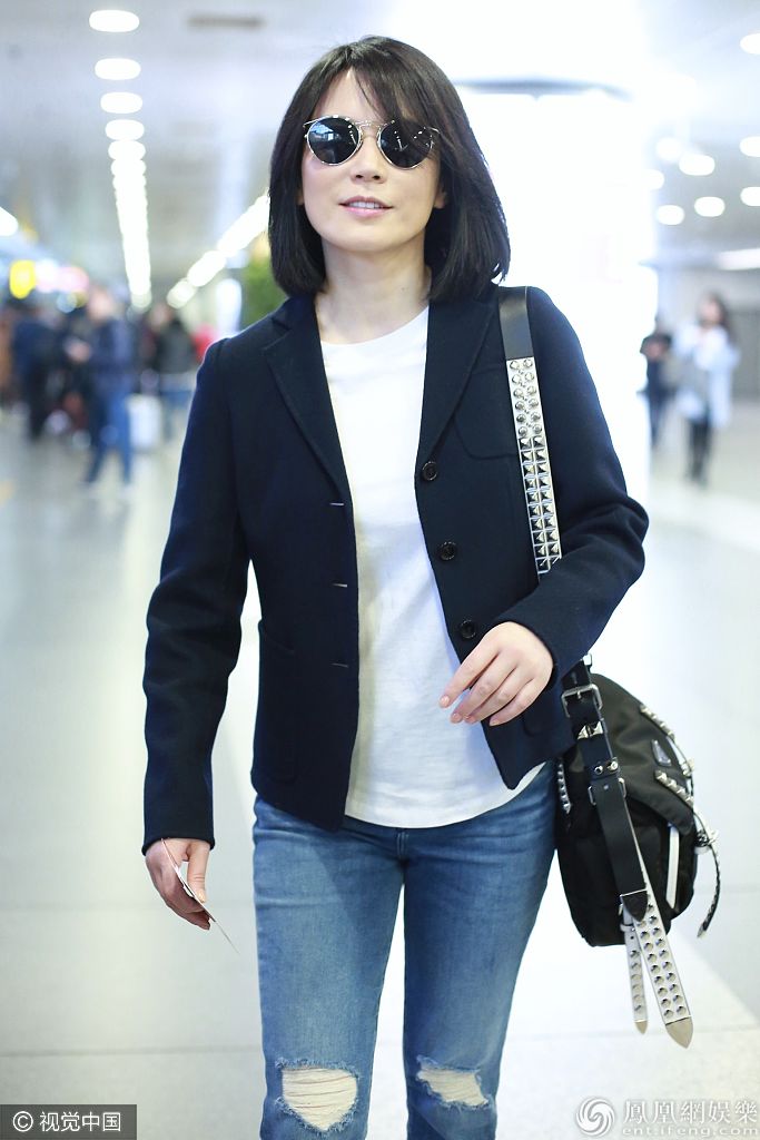 气质女神俞飞鸿新发型显年轻 一身简约穿搭身材超好