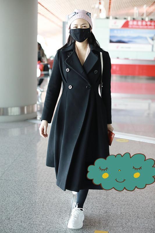 陈妍希穿上黑色大衣,精致显成熟,还好戴了粉色帽子留住少女感!