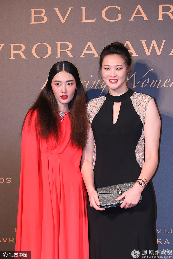 舒淇与高层贴面输给同框低胸女 惠若琪力压超模、黄觉妻子惊艳
