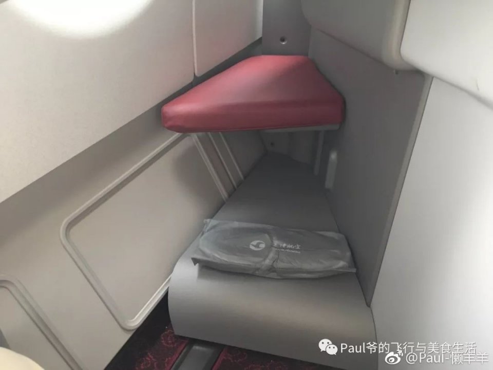 商务舱配备的拖鞋也是可以随便拿的 三,经济舱提供的小袋装耳塞式耳机