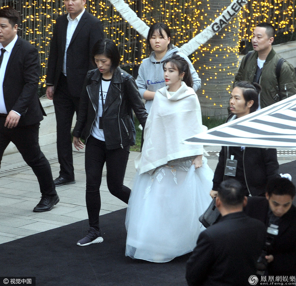 秦岚自提白裙子疾行似“落跑仙子”步履匆匆奔赴会场获多人护驾
