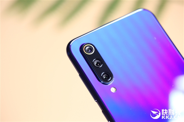 小米9 SE全息幻彩蓝图赏：美轮美奂