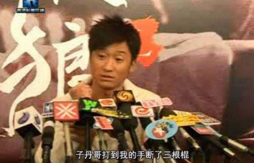 吴京为新戏《攀登者》又受伤，被助理推着回家养伤？