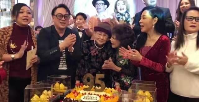 从梅艳芳遗产支取20多万摆大寿，95岁的梅妈寿宴上又扭又跳