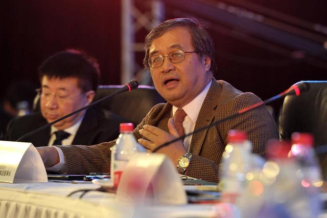 他是香港船王之子，率先回国投资西北，花1.5亿在沙漠建豪华酒店