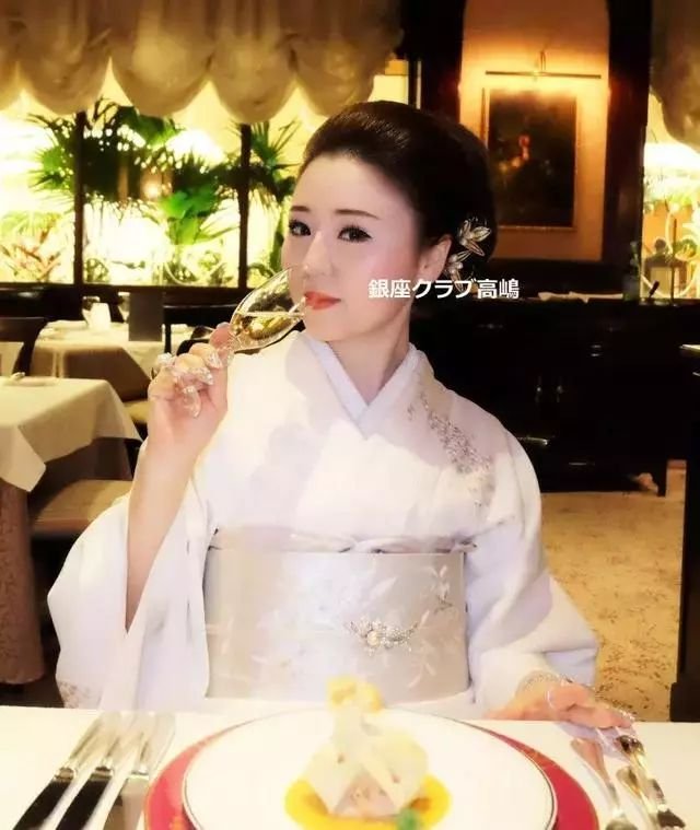 一顿饭100万、钻戒1亿元，年收入30亿的她到底什么来头？