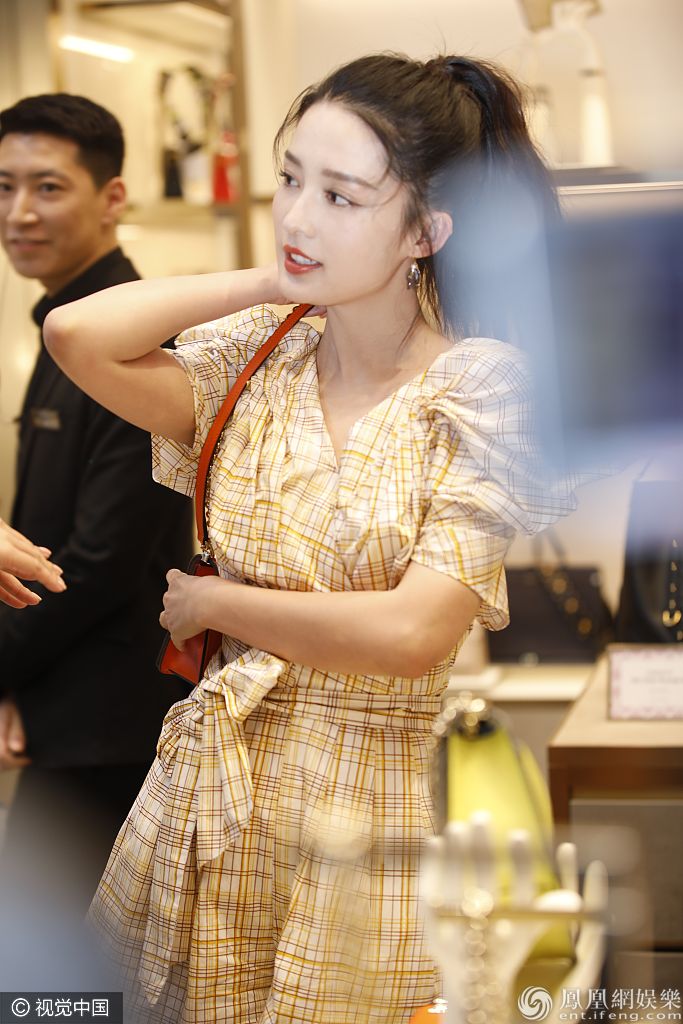 仙女本仙！李沁嫩黄连衣裙仙气十足 皮肤白皙高马尾青春靓丽