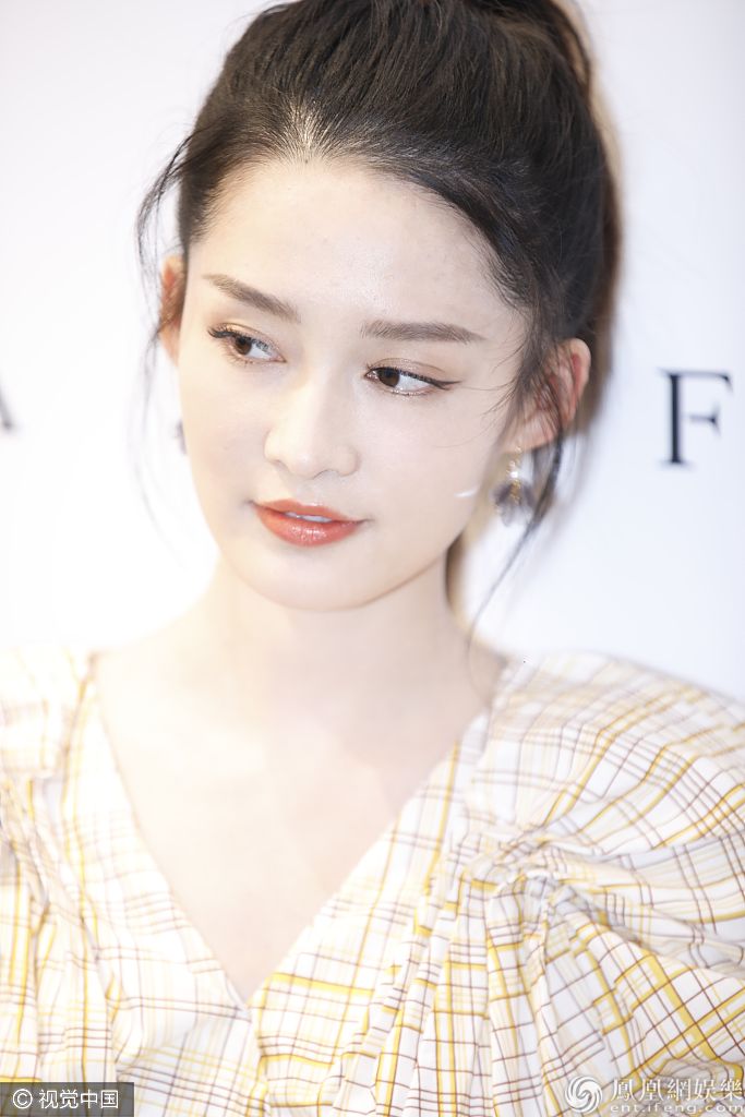 仙女本仙！李沁嫩黄连衣裙仙气十足 皮肤白皙高马尾青春靓丽