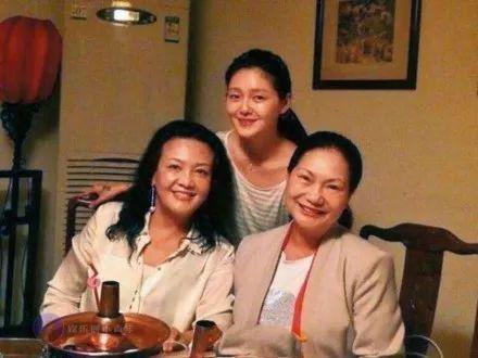 嫁了个假豪门，婆婆被监禁，只能带老公参加综艺捞金