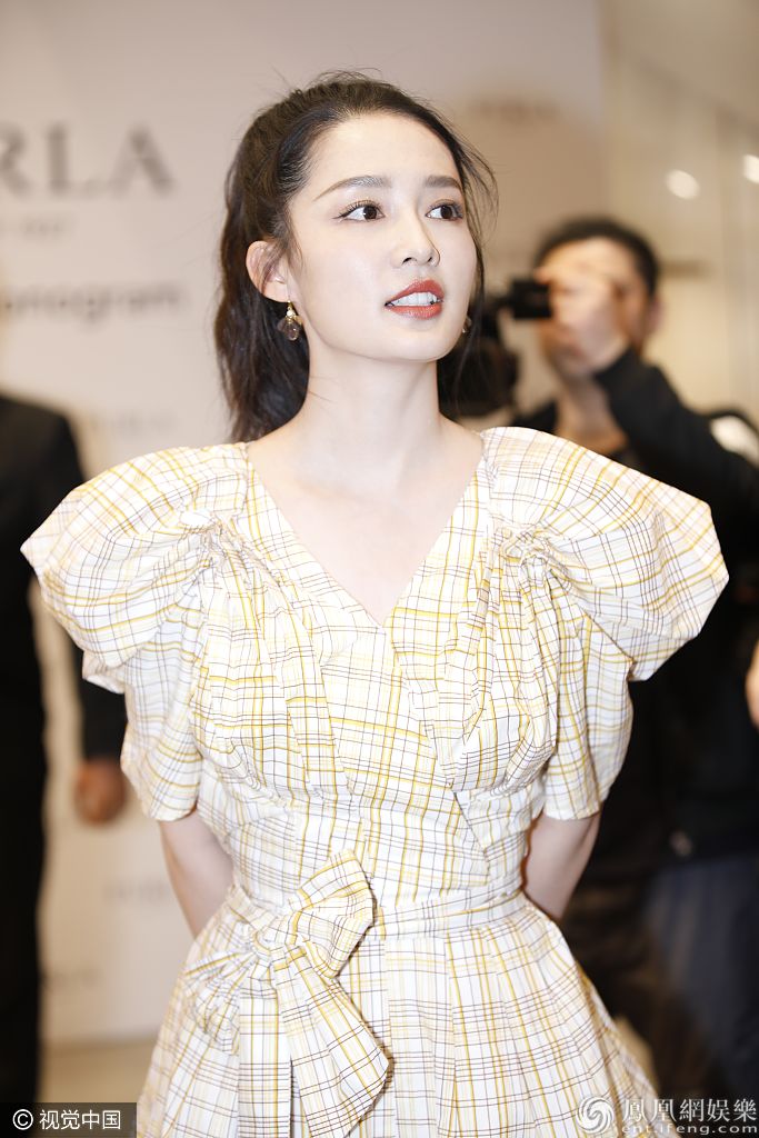 仙女本仙！李沁嫩黄连衣裙仙气十足 皮肤白皙高马尾青春靓丽