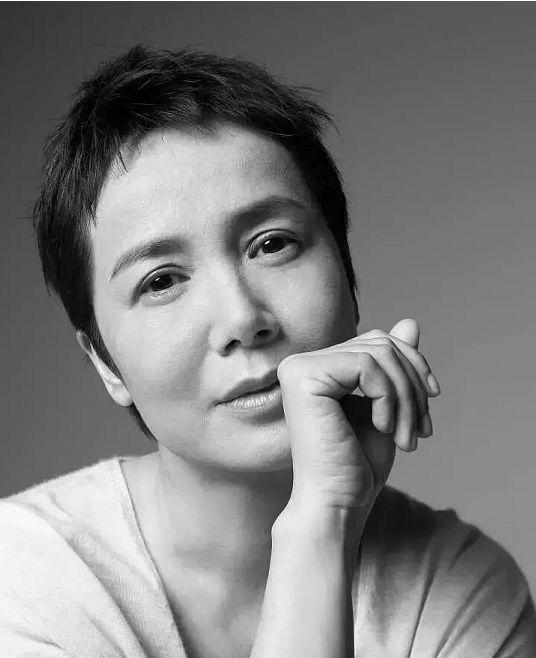 又一个女星在网红滤镜下翻车了，漫画脸鼻祖也经不住啊！