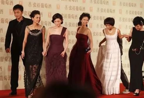 十年前轻松碾压全场的董洁，最新活动再同框被李小冉狠狠秒杀了···