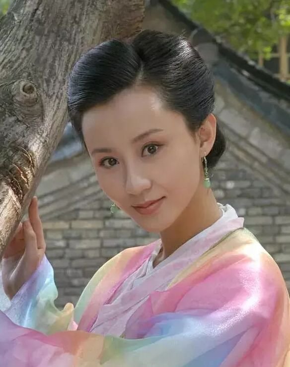 《武林外传》里的最美遗珠，如今整得六亲不认，双眼皮比卧蚕还大了…
