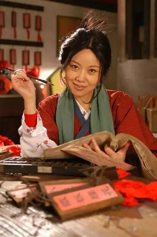 《武林外传》里的最美遗珠，如今整得六亲不认，双眼皮比卧蚕还大了…