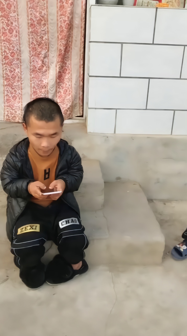 网红搞笑袖珍夫妻走不动了