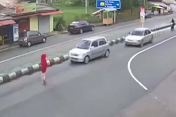 女子淡定过马路，致三车连环撞，女子却头也不回的走了