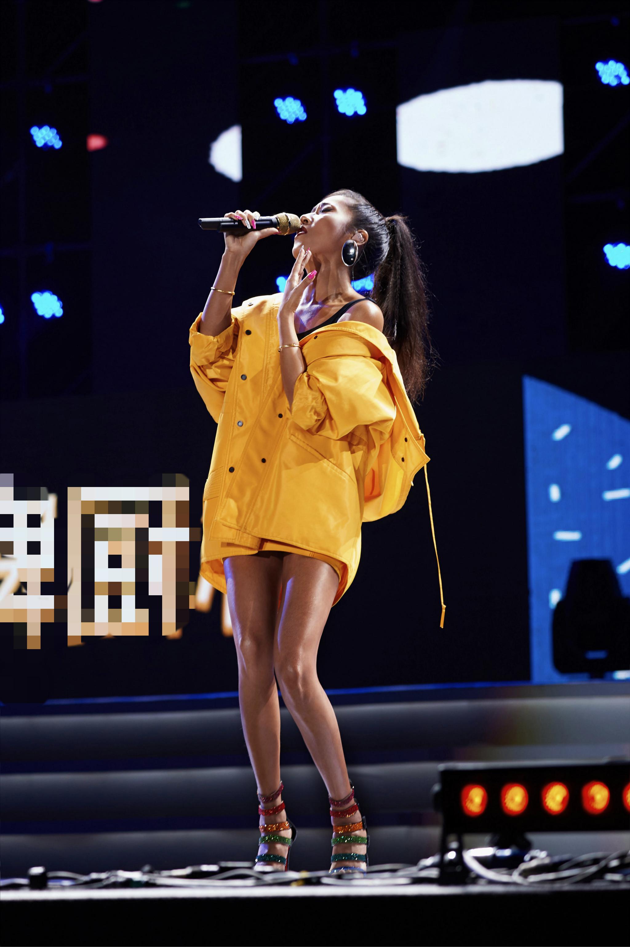露肩初春look燃爆全场 吉克隽逸《孔雀》获年度金曲