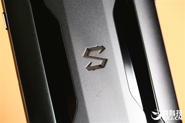 骁龙855+液冷3.0!黑鲨游戏手机2图赏