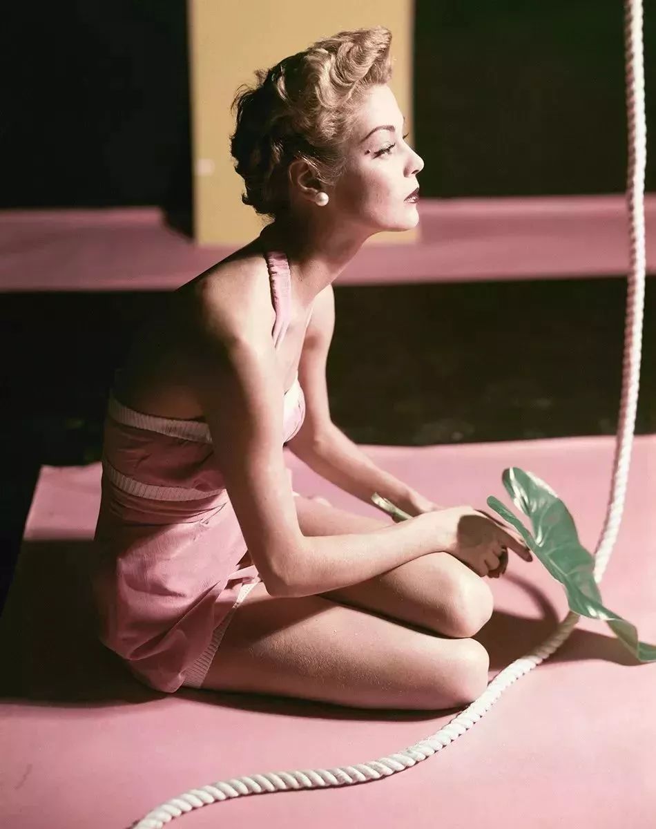 包括奶茶色,豆沙色,红棕色,是一个温柔浓郁但是非常高级的色系.