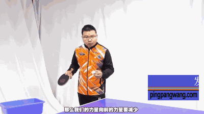 掌握这个要点,把侧上旋球发得既短又转,令对手误以为是下旋球