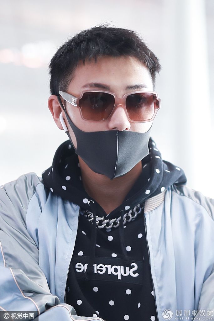 黄子韬胖了！摘口罩露肉脸呆萌感十足 叠穿嘻哈服显身形臃肿