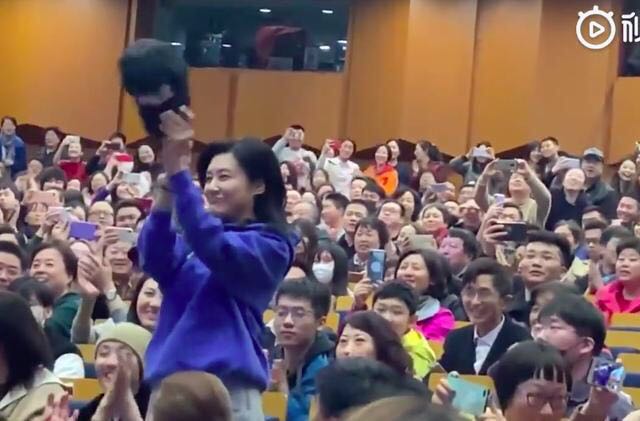 51岁周涛近照曝光 网友：像20岁的小姑娘