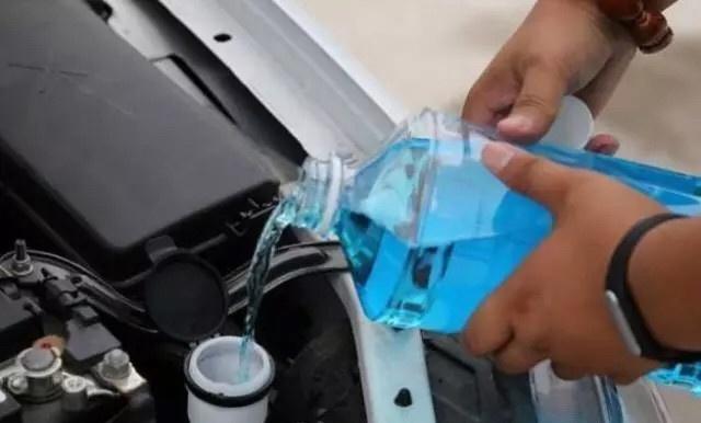 玻璃水可以自己添加吗？有一点要注意，弄错或损坏发动机