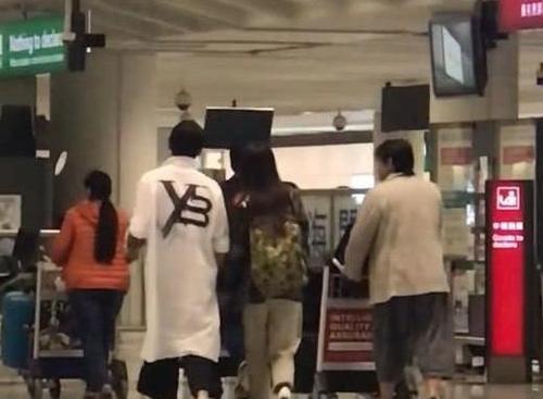 郭碧婷手戴订婚钻戒升级做“向太2.0”？向佐眼神宠溺好甜蜜！