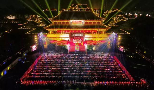 “圣灯”奇景再现!峨眉山万盏明灯供普贤
