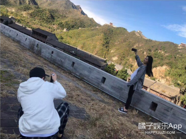 他们竟然在粉丝眼皮子底下谈了场恋爱？