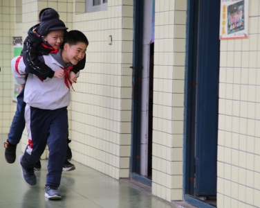 四川一残疾少年无法行走，同学背他6年上学