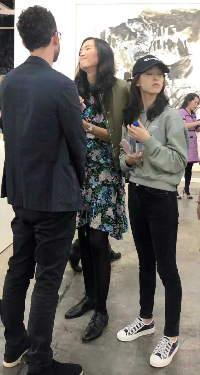 “消失”大半年的章泽天现身艺术展，丈夫不见人影，她与闺蜜同行