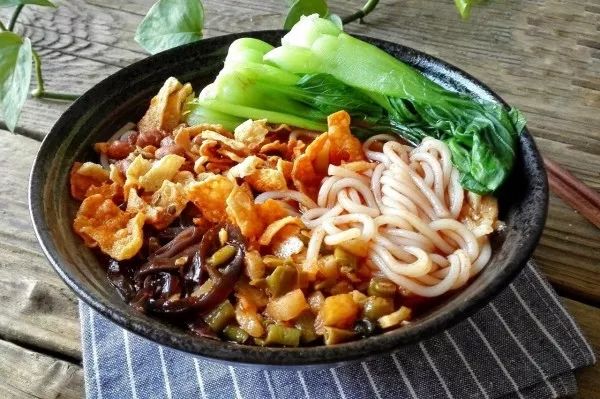 被韩国网友号召“申遗”的螺蛳粉，是如何成为广西一绝的？