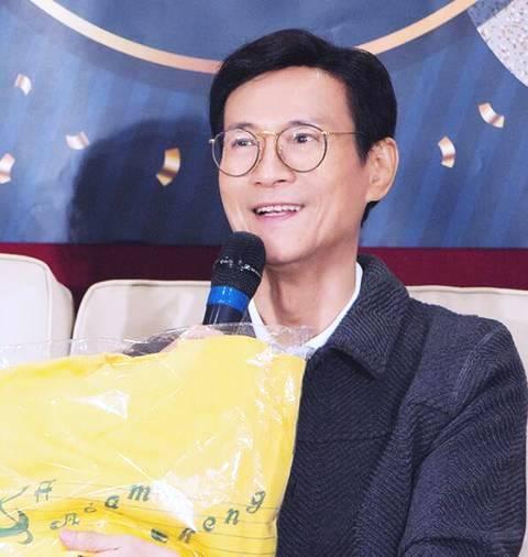 72岁郑少秋近照曝光，网友:说52岁我都相信！