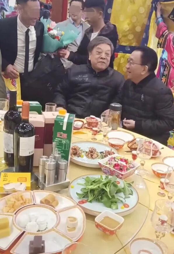 77岁赵忠祥与72岁侯耀华聚餐热聊，头发花白一下子老了许多