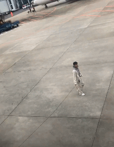 搞笑GIF:好不容易出来玩一次,结果玩的很憋屈