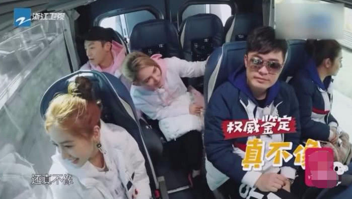 周杰伦瘦身成功溜达被拍，网友：这不是陈赫吗？