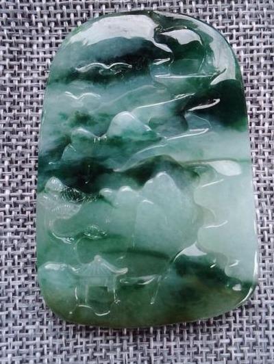 翡翠山水牌意境深远的的寓意