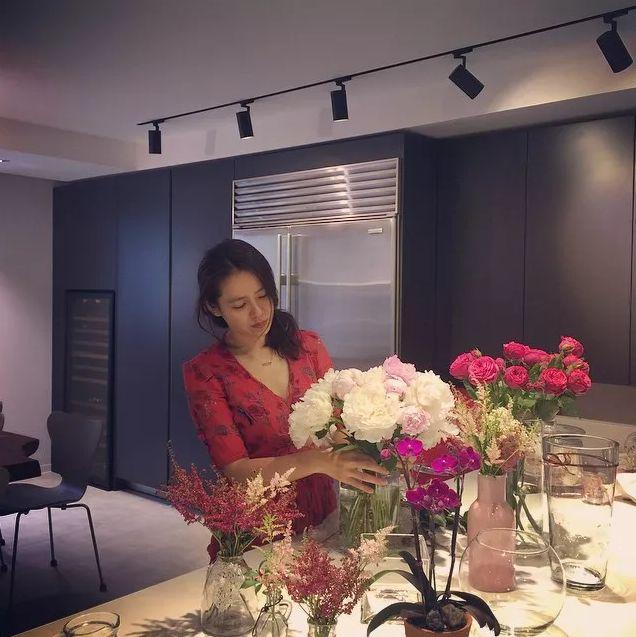 打败全智贤,撩倒宋慧乔前男友,37岁被小6岁奶狗“恋”上