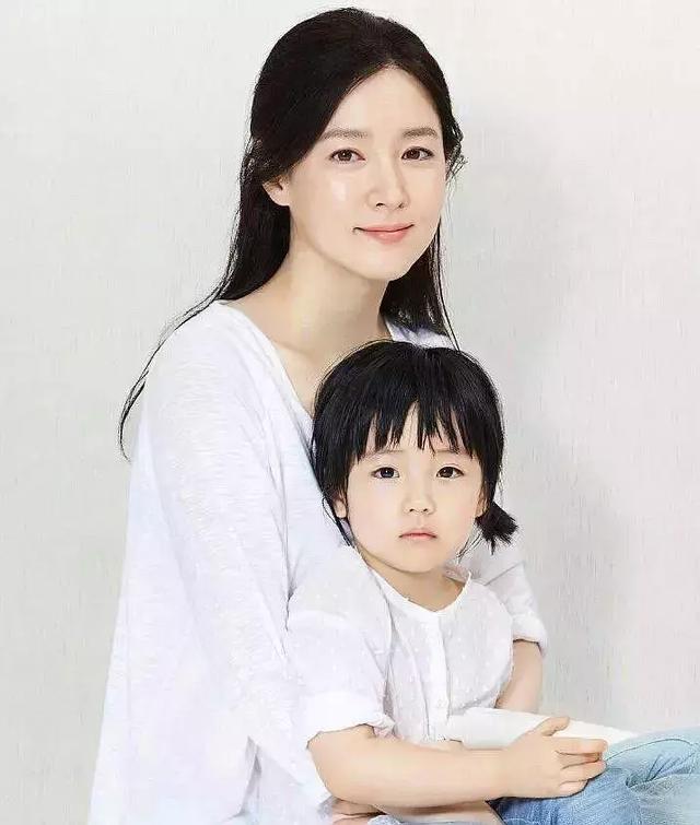 李英爱8岁女儿近照,长开后比咘咘还漂亮,鼻子脸型就赢在起跑线