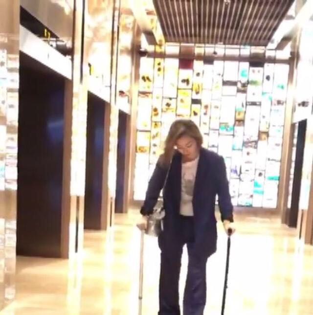 郑秀文搬离爱巢封闭自己，网友：好怕她抑郁症复发！