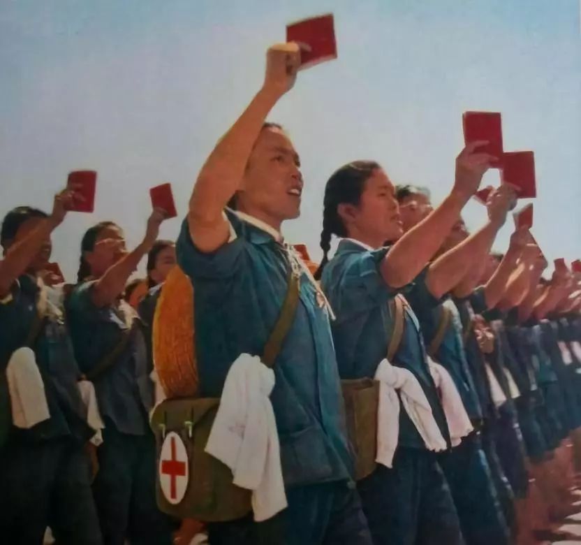 图为1969年国庆阅兵式上的“赤脚医生”方队 图片来源：7788收藏