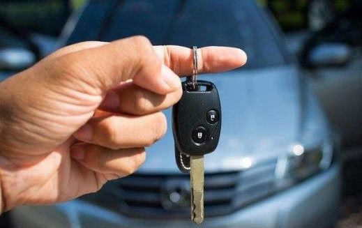 车钥匙被锁车里，遇到这种情况怎么办？老司机告诉你