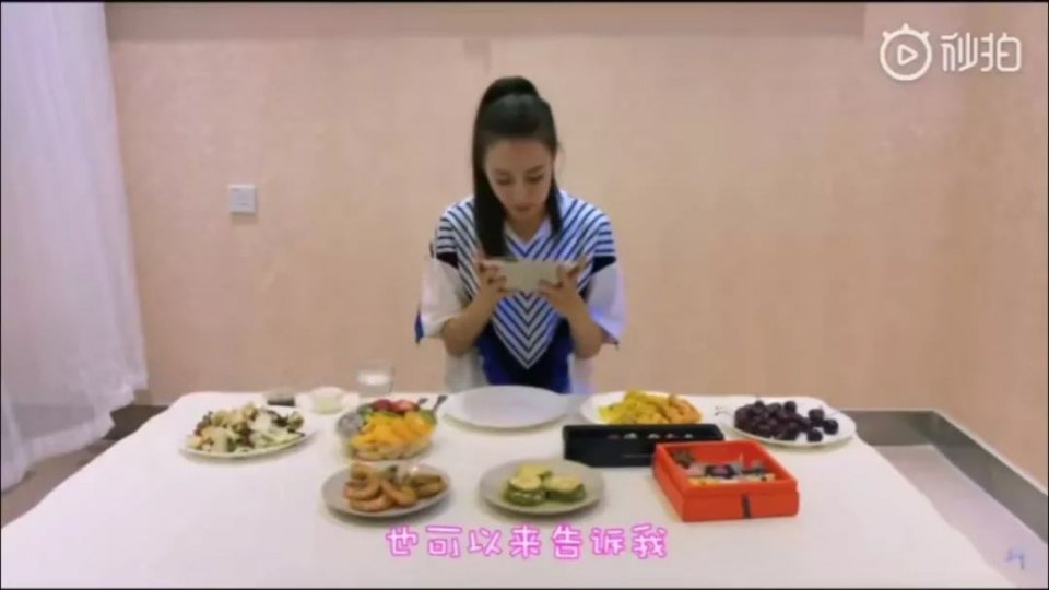 热巴吃货人设崩，但我更关心她怎么解决了脸部油腻又粗糙的问题