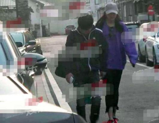 鹿晗拍杂志关晓彤来探班，真的越来越甜蜜了