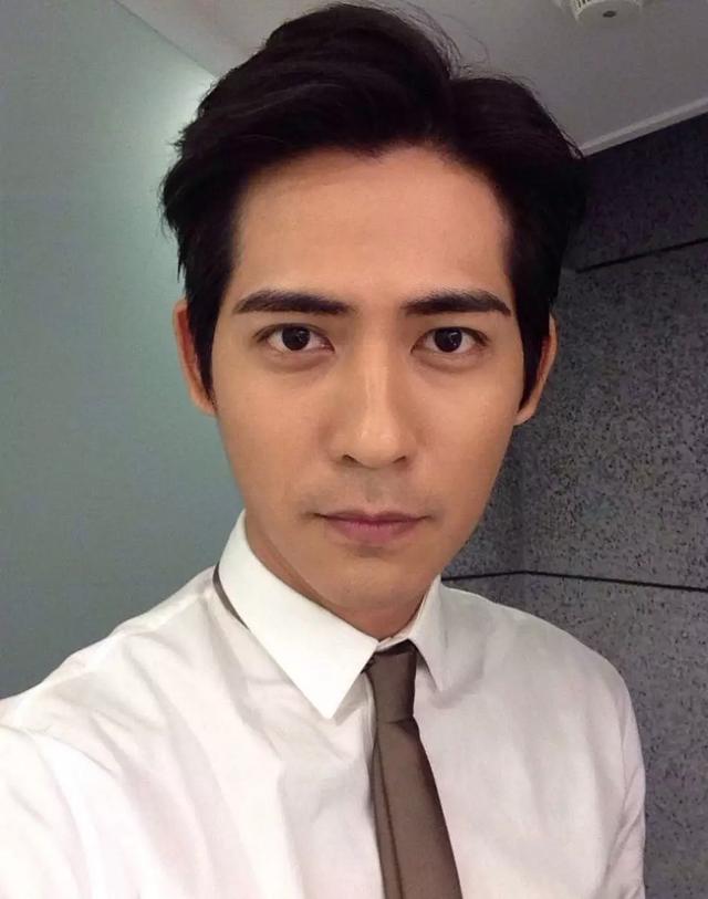 周渝民越老越丑,原因是因为颧骨外扩+嘴唇变薄?