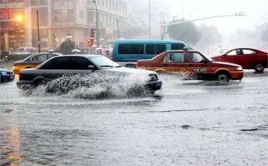 都说刹车片不能浇水,那么在下雨天算怎么回事?原来你一直搞错了
