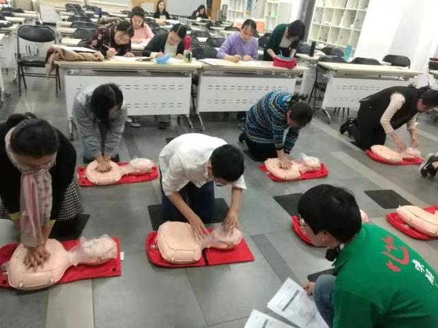 清华大学研究生院举行心肺复苏和AED普及讲座以及实操培训__凤凰网