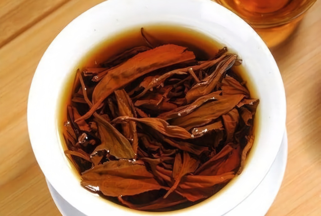 随手就倒掉的隔夜茶还有这么多的妙用,不仅去屑止血