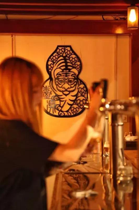 他是京圈酒吧十年老炮儿,不谈情怀只卖酒,还开了首家快闪酒厂